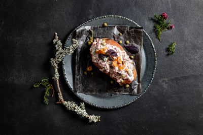Lapin_Liha_Lamminsavustettu_saksanhirvirouhe_500g_uuniperuna_annoskuva-2