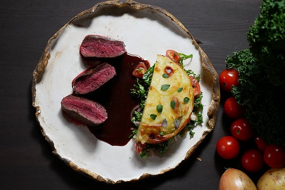 Renytterfilé med potatisgratäng och rödvinssås med enbär
