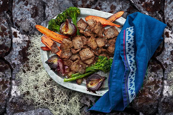 Tunna skivor av ren med ugnsrostade grönsaker