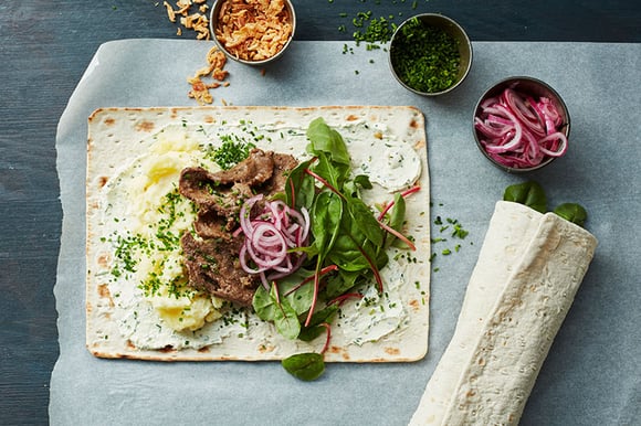 Wrap med skav, stompad potatis och picklad rödlök