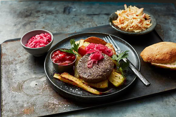 Renburgare med rotfruktsslaw och citronpicklad rödlök