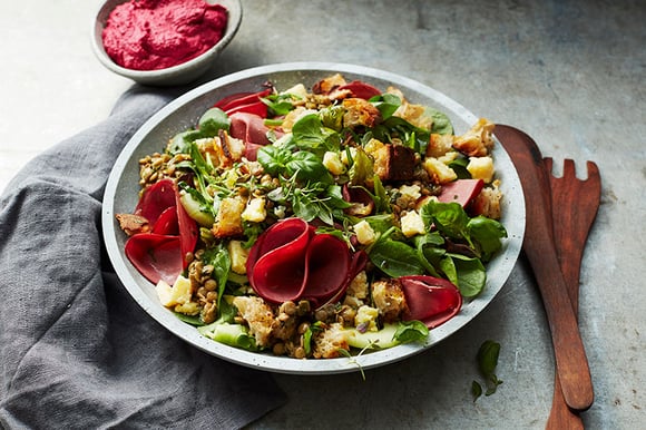 Sallad med rökt ren, marinerade linser & rödbets-hummus