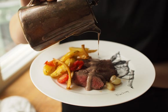 Rostbiff på renkalv, rotsaker i ugn och peppar-gräddsås