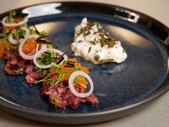 Halstrad rentartar med brynt citronsmör, löjrom och kantarellcreme