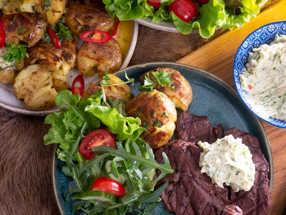 Grillad reninnanlår med ”tappad” potatis och örtsmör