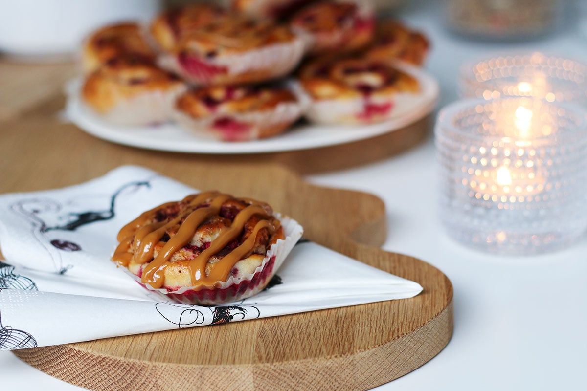 Lingon-kanelbullar med kolasås