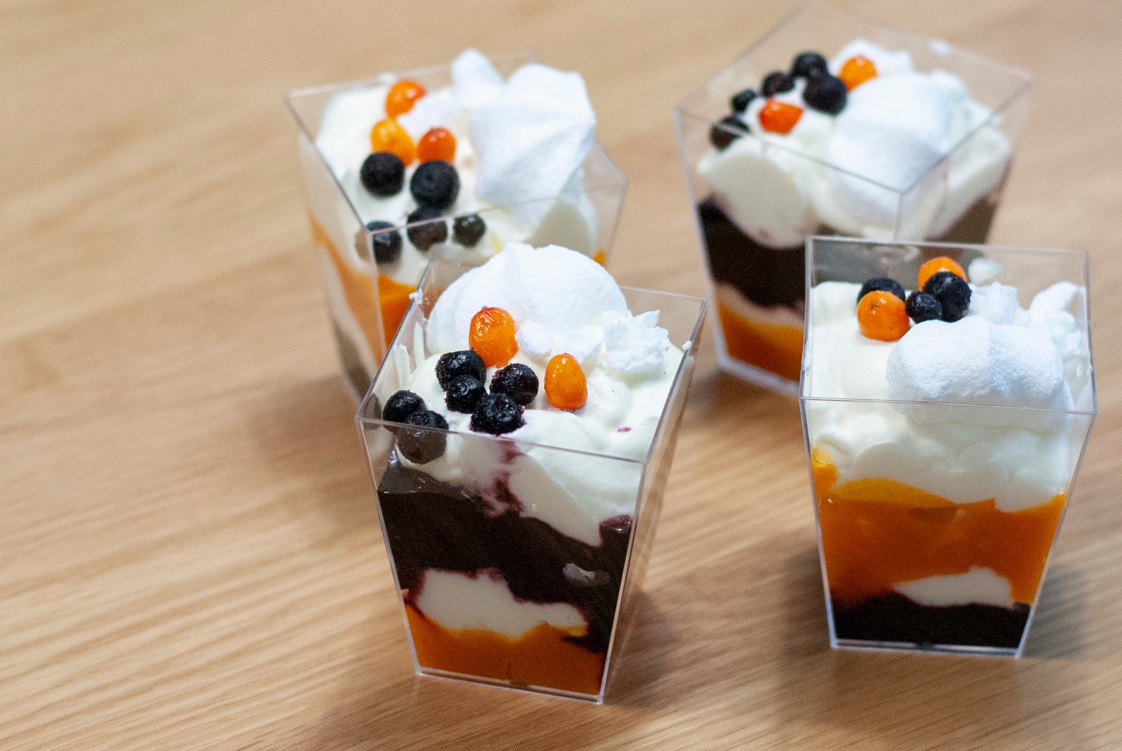 marjaisat jälkiruokamaljat tyrni-mango- ja mustikka-mustaherukkatäytteillä